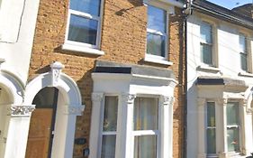 Modern 2 Bedroom Apartment In Peckham London